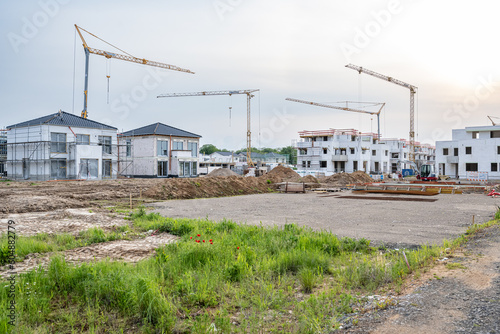 Neubaugebiet mit Kränen und Häuser