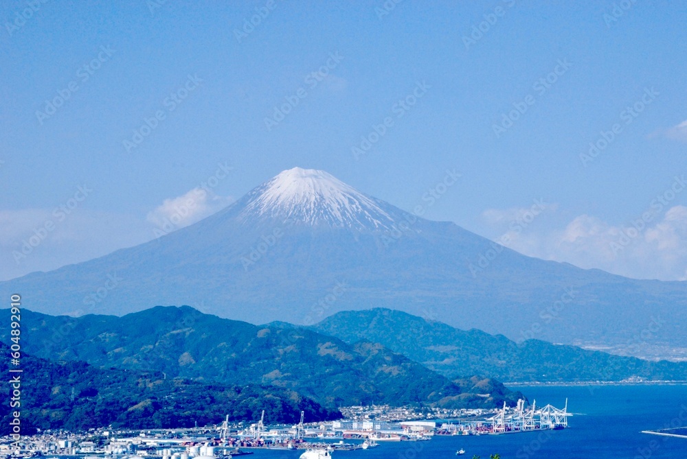 快晴の富士山と海