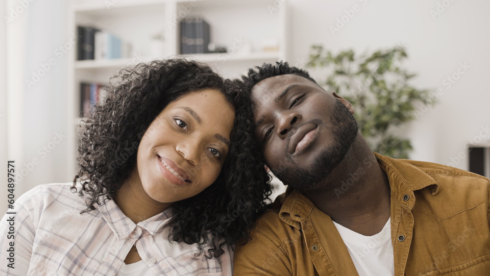 Obraz premium Portrait of an attractive African American couple in love, leaning their heads together