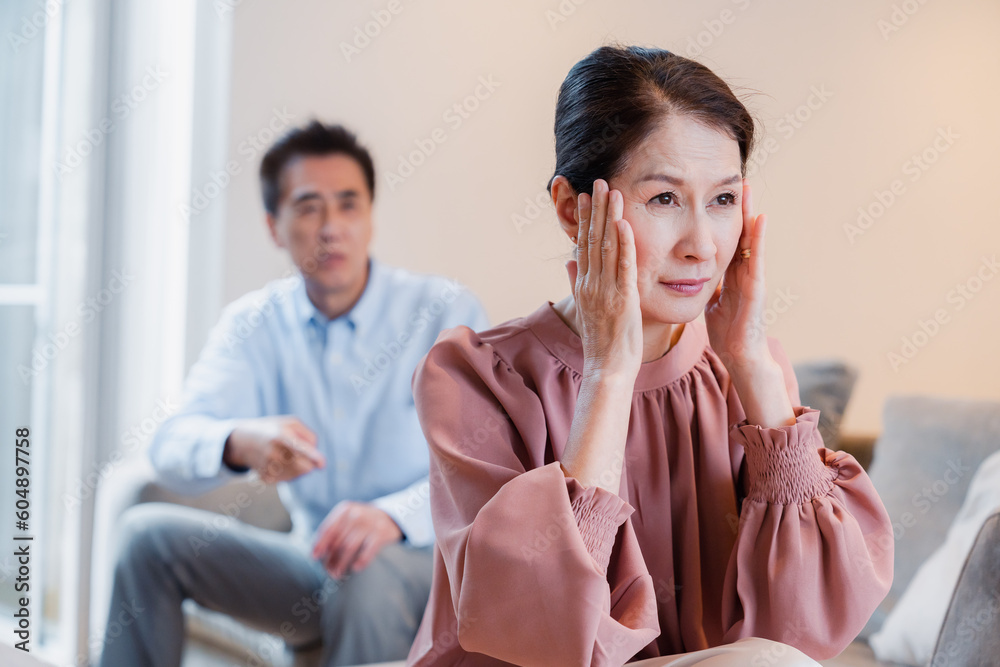 家で喧嘩をするシニアの夫婦 家で喧嘩をするシニアの夫婦