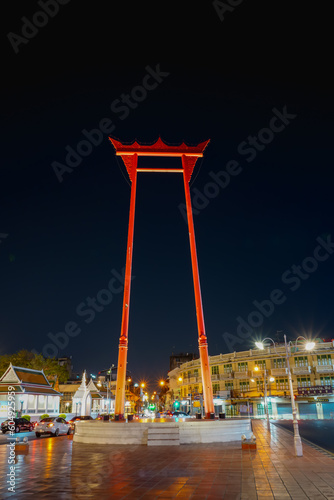 The Giant Swing is an architecture that was built for the swinging ceremony in the Triyampawai Tripawai ceremony of the Brahmin-Hindu religion. It is where tourists like to come and take pictures. photo