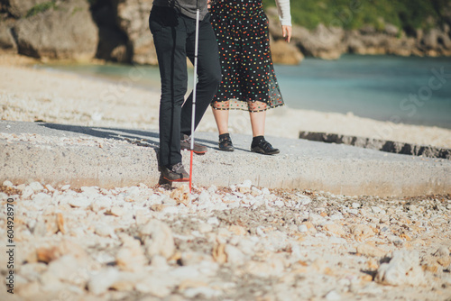 視覚障害者の男性が彼女と沖縄でのデートを楽しんでいる