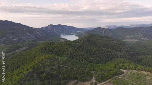 Vuelo en dron entre montañas y pantano al atardecer