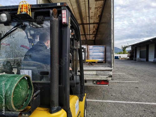 Transport logistique - Déchargement de camion au chariot élévateur