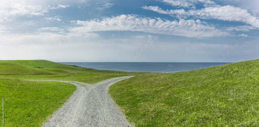 Weggabelung auf einem Weg durch durch eine Hügellandschaft Weggabelung auf einem Weg durch durch eine Hügellandschaft