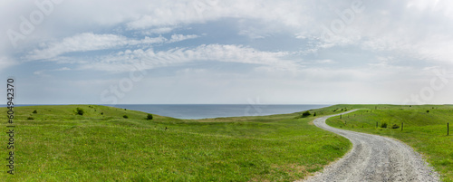 Der Weg Vorwärsts durch eine Hügellandschaft