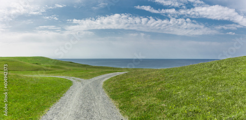 Weggabelung auf einem Weg durch durch eine Hügellandschaft