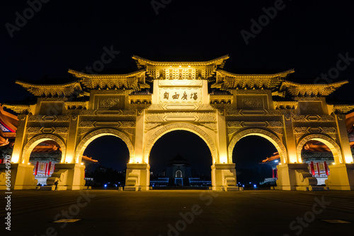 台湾 台北市 夜の中正紀念堂、自由広場門