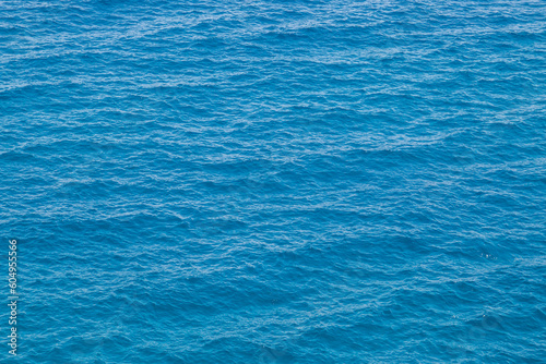 Aguas azules profundas en un día soleado de verano. Superficie ondulada de agua de mar observada desde la parte superior de Ciolo de Gagliano del Capo, Puglia, Italia. photo