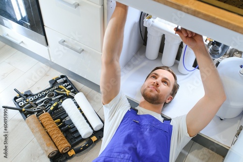 фотографія Plumber installs or change water filter
