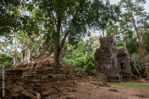 Angkor Archaeological Park, s one of the most important archaeological sites in South-East Asia. Stretching over some 400 km2, including forested area