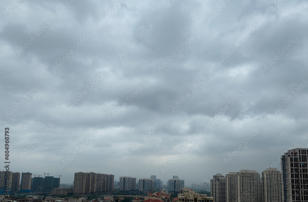 Obraz premium Dark clouds over the city