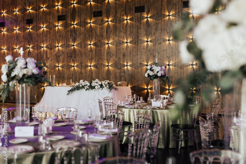 Obraz na płótnie Round tables decoration with flower composition in center. Arrangements of tables at wedding reception.
w salonie