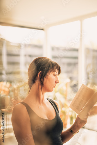 Free Download Junge Frau liest ein Buch im Urlaub - GFXLoad