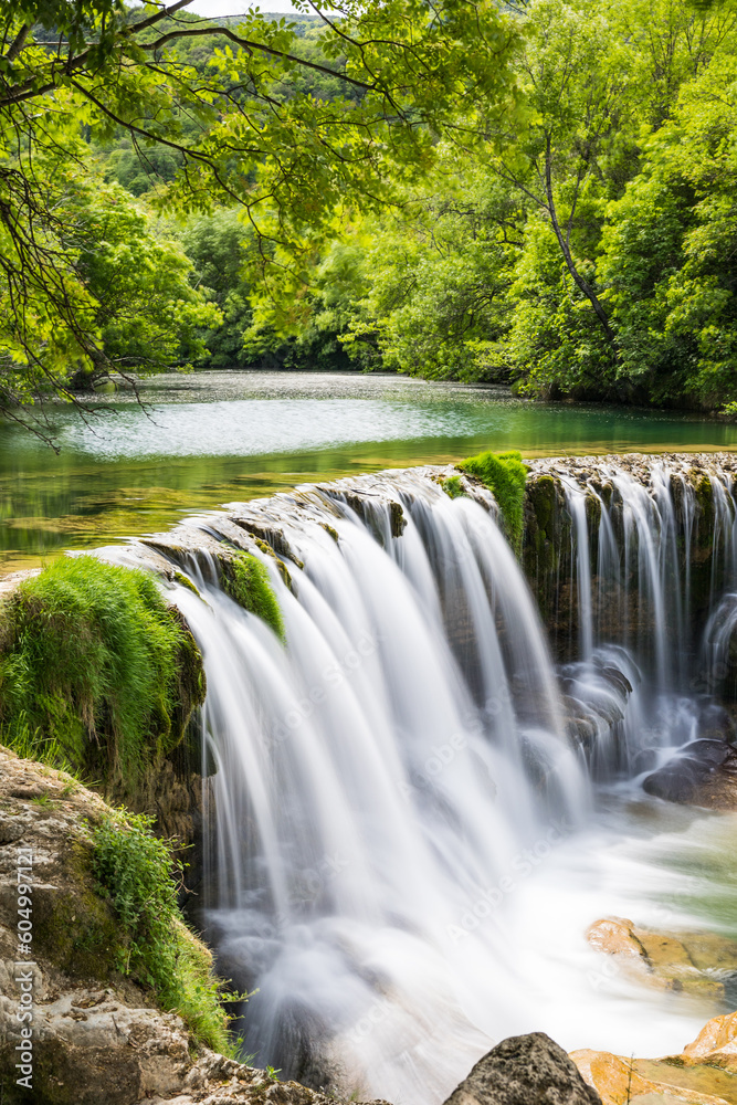 Obraz premium Cascade de la Vis à hauteur de Saint-Laurent-le-Minier en longue exposition