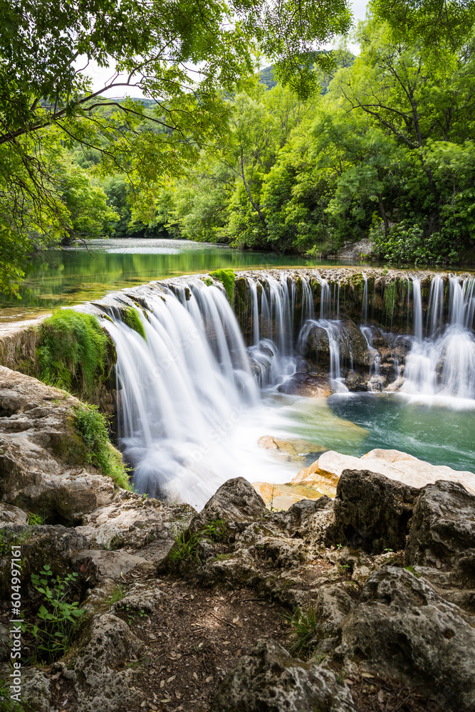Obraz premium Cascade de la Vis à hauteur de Saint-Laurent-le-Minier en longue exposition