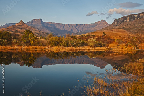 Scenic reflections in a Drakensberg lake 15554