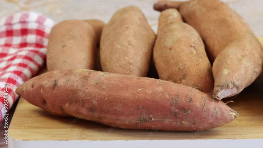 plusieurs patates douces crues, en gros plan, sur une table plusieurs patates douces crues, en gros plan, sur une table
