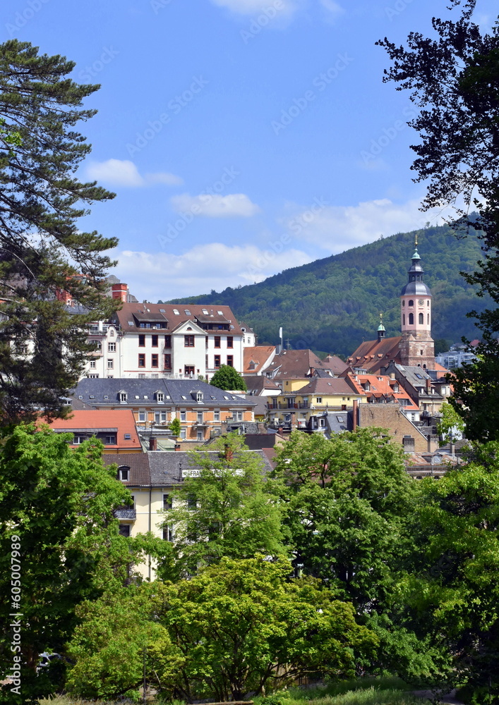 Häuser und Kirche in Hanglage in Baden-Baden