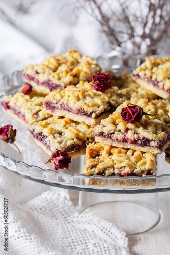 Obraz na płótnie Streusel pie with currant and rose petal filling on a light background. w salonie