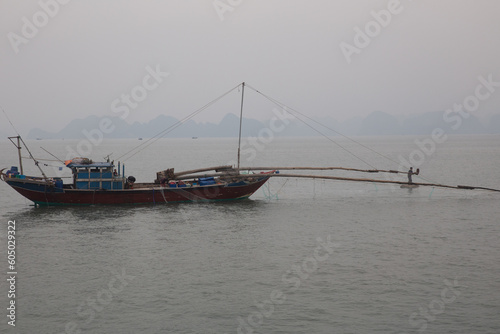 Vietnamese fishing boat © InversedSlayer
