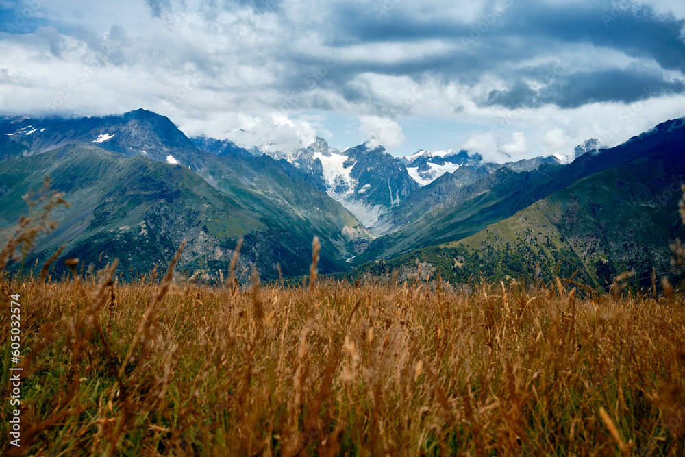 Obraz premium Mountain ranges on a sunny day at Georgia. Sky with clouds adn hills