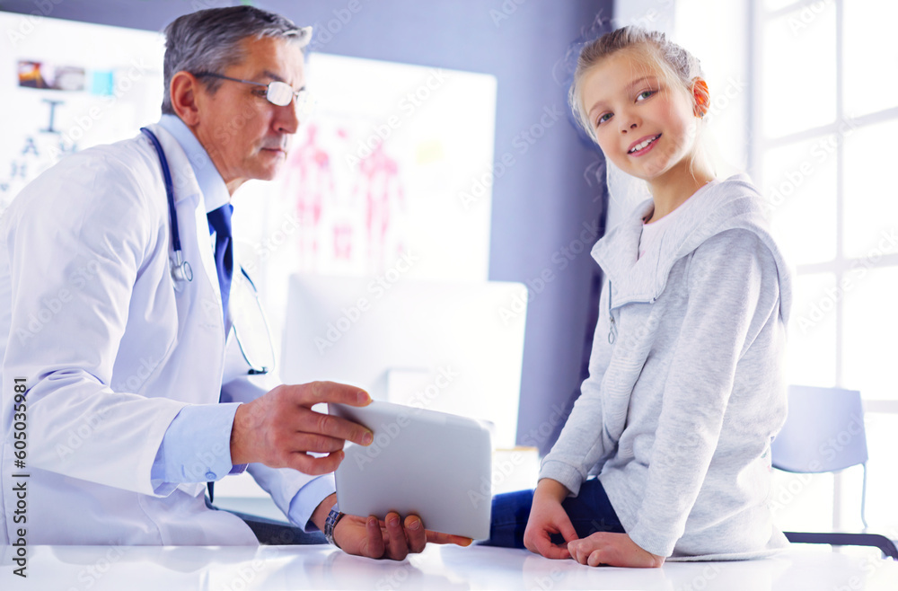 Obraz premium Portrait of a cute little girl and her doctor at hospital