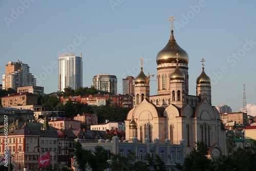 Foto View of the Transfiguration Cathedral of Vladivostok from the Golden Horn Bay