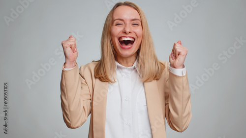 Foto Happy joyful office business woman shouting, raising fists in gesture I did it, celebrating success, winning, birthday, lottery jackpot goal achievemen, good news
