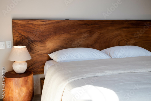 Cama matrimonial con buró y lámpara  photo