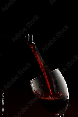 Copa de vino siendo servida