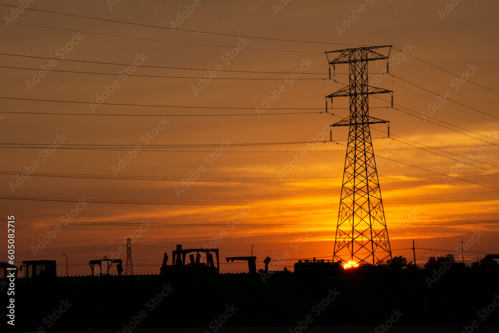 Fototapeta premium Paisaje a contraluz de las esferas urbanas durante la puesta de sol