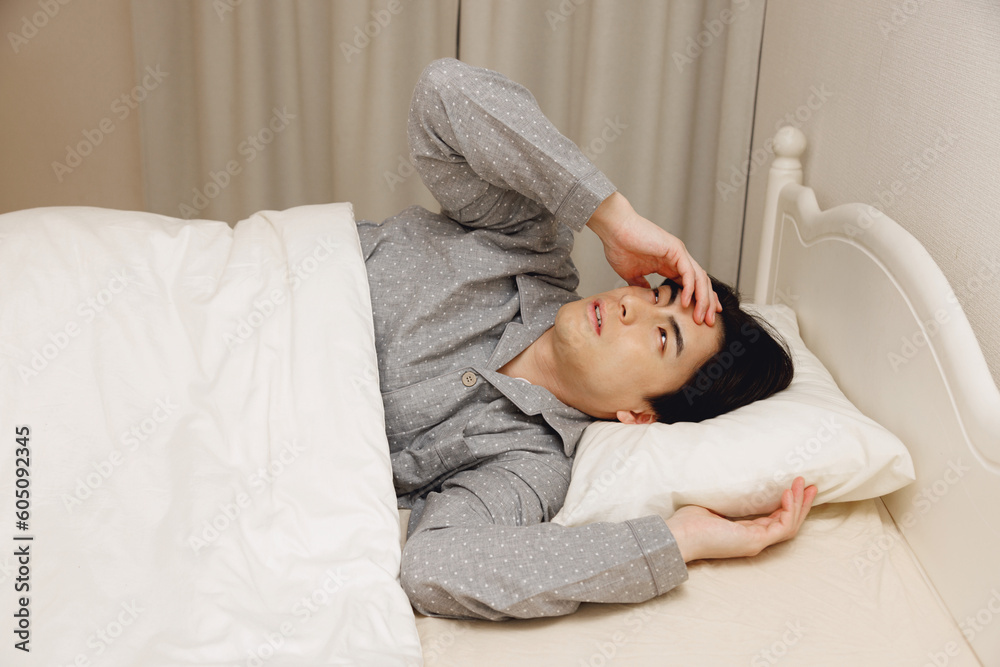 日本人男性はベッドで気分が悪くなりました 日本人男性はベッドで気分が悪くなりました