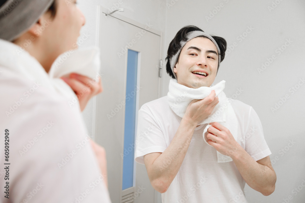 タオルを使って顔を拭いて日本人男性 タオルを使って顔を拭いて日本人男性