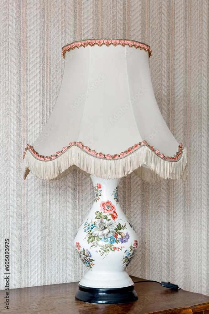Handel Forenkle Hende selv Lampe de table vintage, années 60. Pied en porcelaine fleuri et abat-jour à  franges. Stock Photo | Adobe Stock