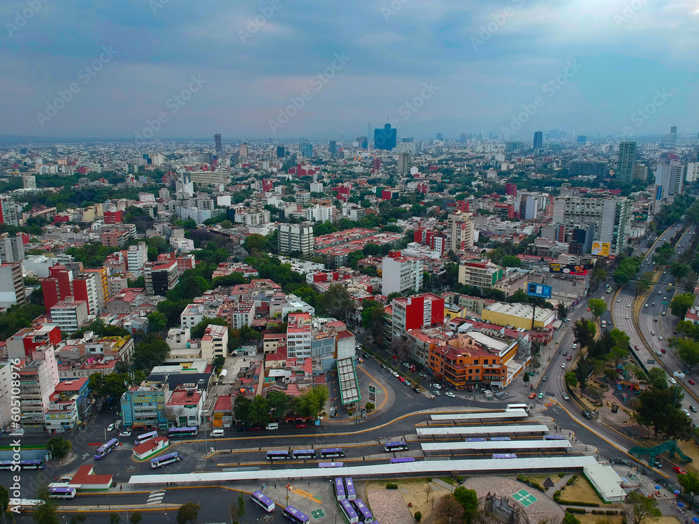 Toma aérea de calles y avenidas de la Ciudad de México en una tarde nublada Toma aérea de calles y avenidas de la Ciudad de México en una tarde nublada