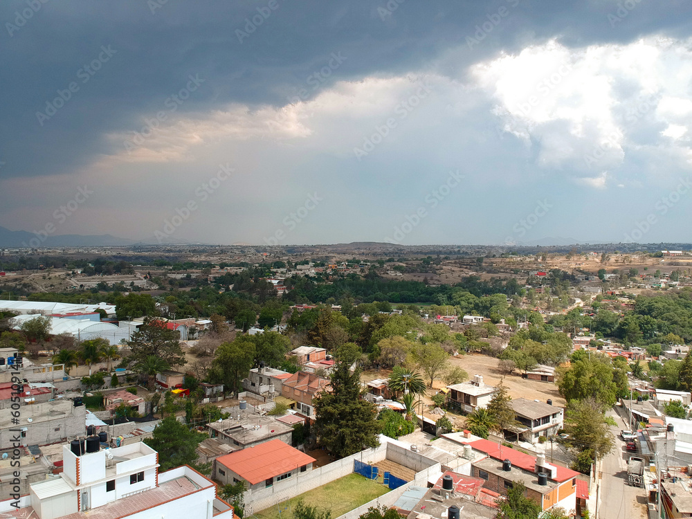 Vista del horizonte en un poblado rural en México desde un dron