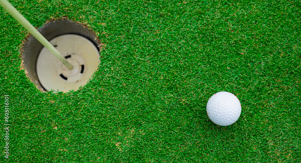 Obraz premium Close up golf ball on green grass field