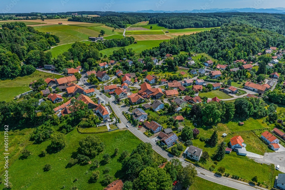 Panorama-Blick über die Ortschaft Mundraching in der oberbayerischen Region Lechrain
