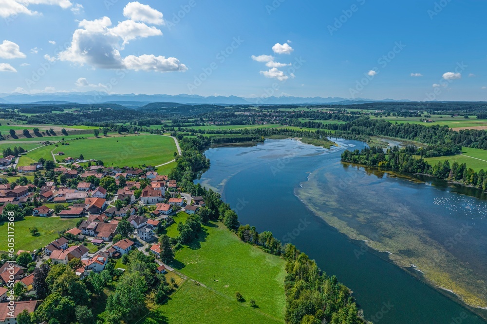 Ausblick auf die Gemeinde Apfeldorf im Lechrain im westlichen Oberbayern
