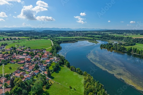 Ausblick auf die Gemeinde Apfeldorf im Lechrain im westlichen Oberbayern 