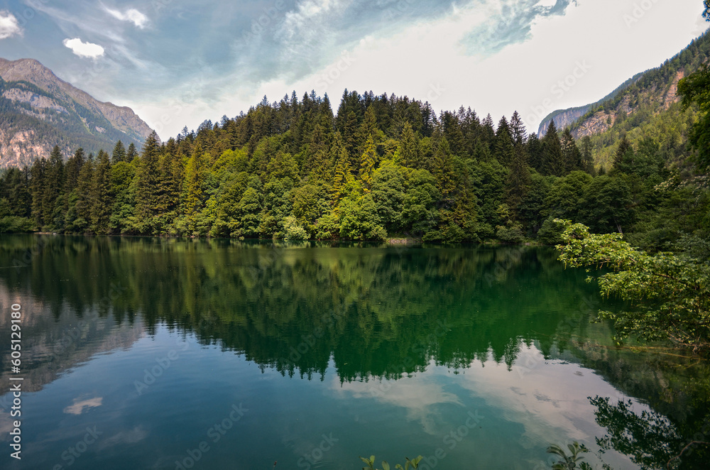Fototapeta premium lago montagna riflessi tovel 