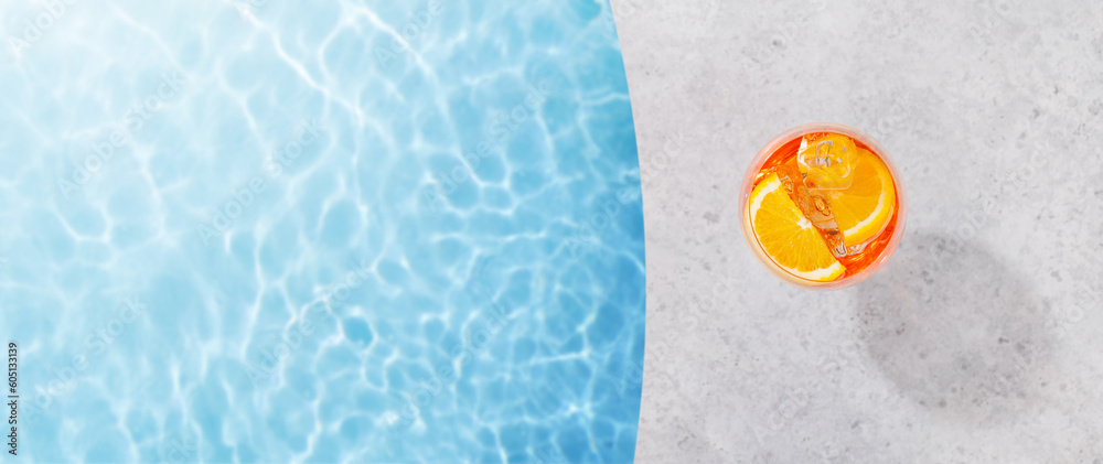 Naklejka premium Refreshing cocktail by the pool on a sunny day