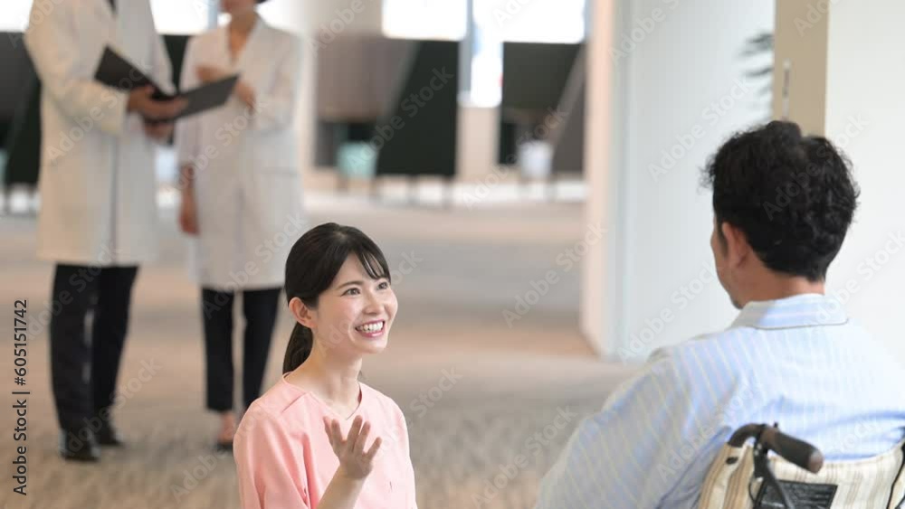 病院内での看護師と車いすに乗った患者の会話の様子の動画 病院内での看護師と車いすに乗った患者の会話の様子の動画