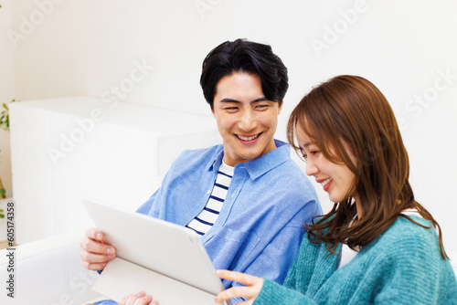 リビングルームでチャットする日本のカップル