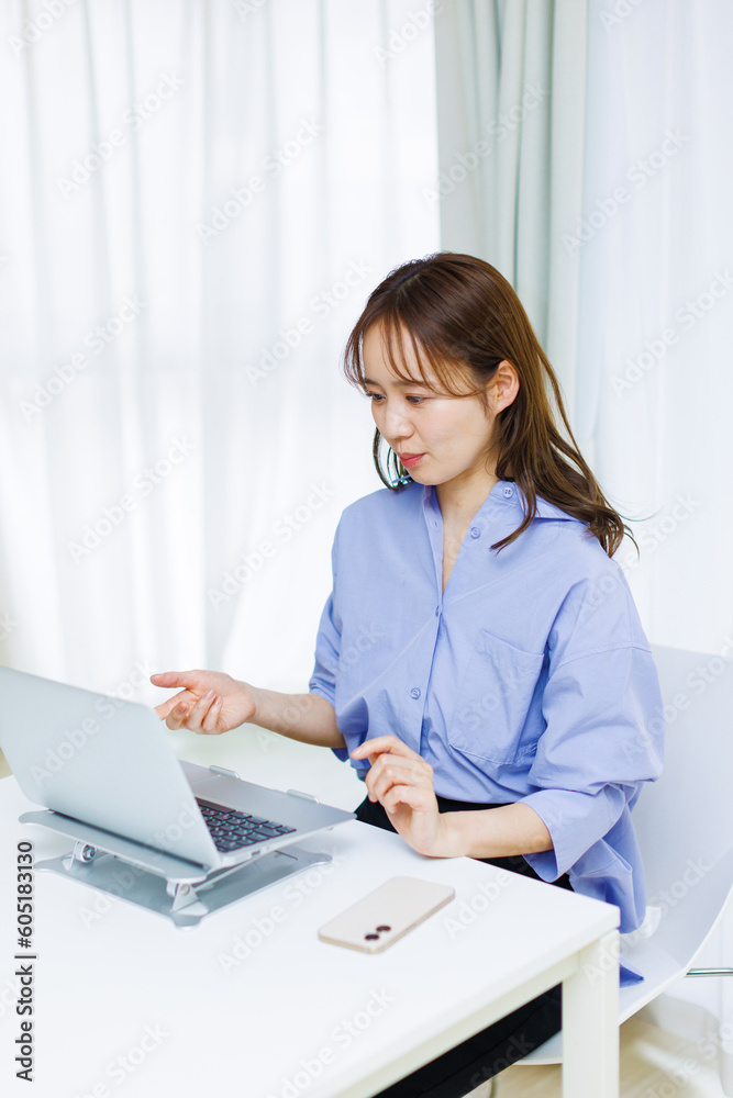 自宅で働く日本人女性 自宅で働く日本人女性