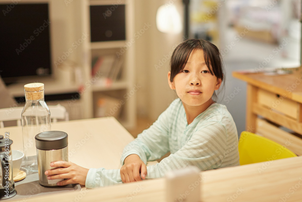 家のリビングで食事を待つ可愛い子供 家のリビングで食事を待つ可愛い子供