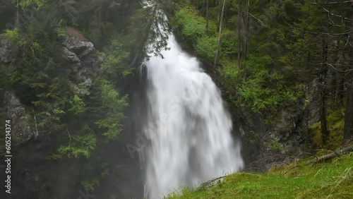timelapse di un splendida cascata in montagna nelle dolomiti photo