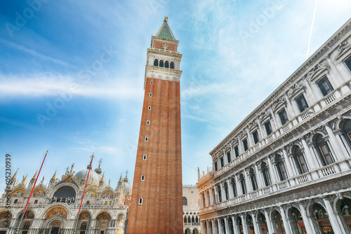 Fotografia Spectacular cityscape of Venice with San Marco square with Campanile and Saint Mark's Basilica