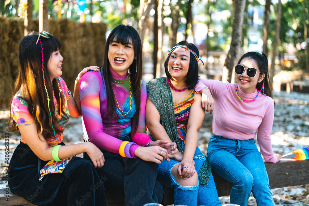 Obraz premium Outdoor Happy friends in summer party. friendship hanging out with drinks celebrate toast having fun at music festival Summer holiday vacation